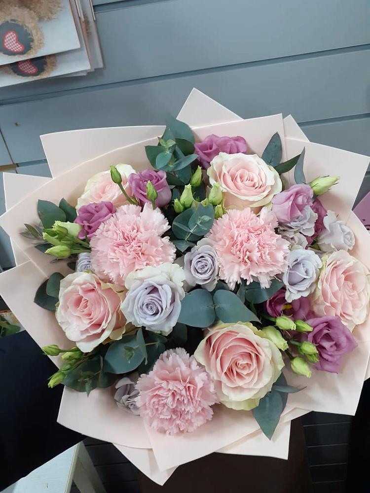 Букет цветов из: Розы, Гвоздики и Лизиантусы в Аксёново-Зиловском